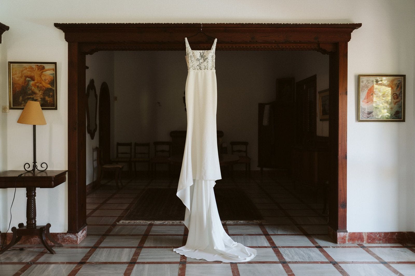 Boda Campo de Golf de Maspalomas, Gran Canaria. Preparativos de boda. Vestido de novia colgado en la habitación.