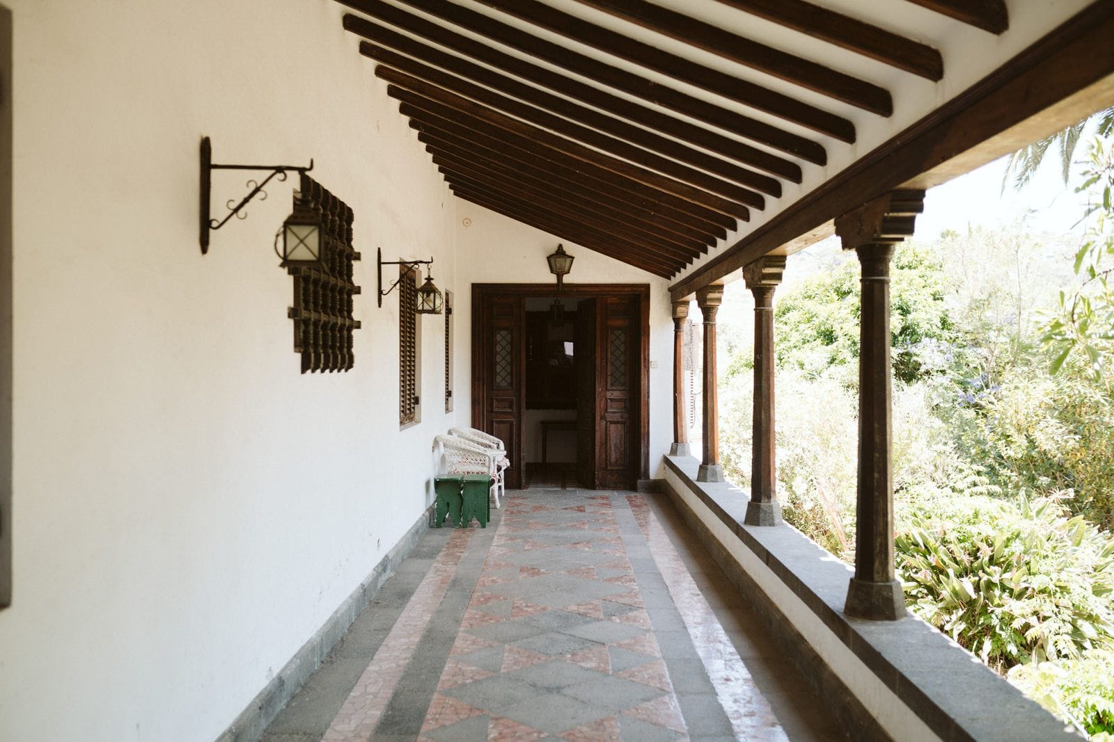 Boda Campo de Golf de Maspalomas, Gran Canaria. Preparativos de boda. Pasillo de la finca donde se viste la novi