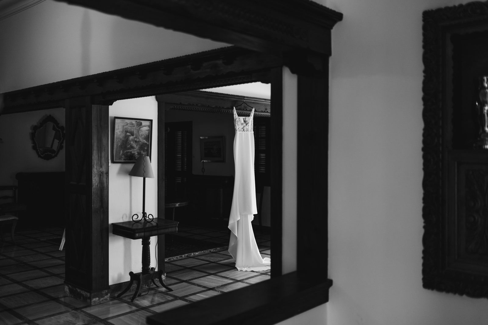 Vestido de novia colgado en la habitación durante los preparativos de boda en el Campo de Golf de Maspalomas, Gran Canaria. Foto en blanco y negro