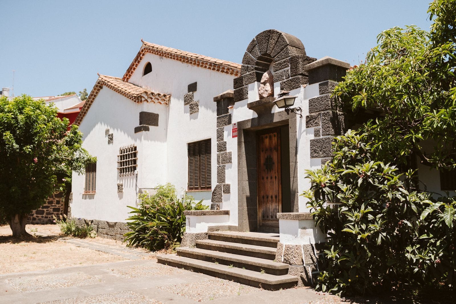 Fachada de la finca donde la novia se preparó para la boda. Preparativos de boda en el Campo de Golf de Maspalomas, Gran Canaria