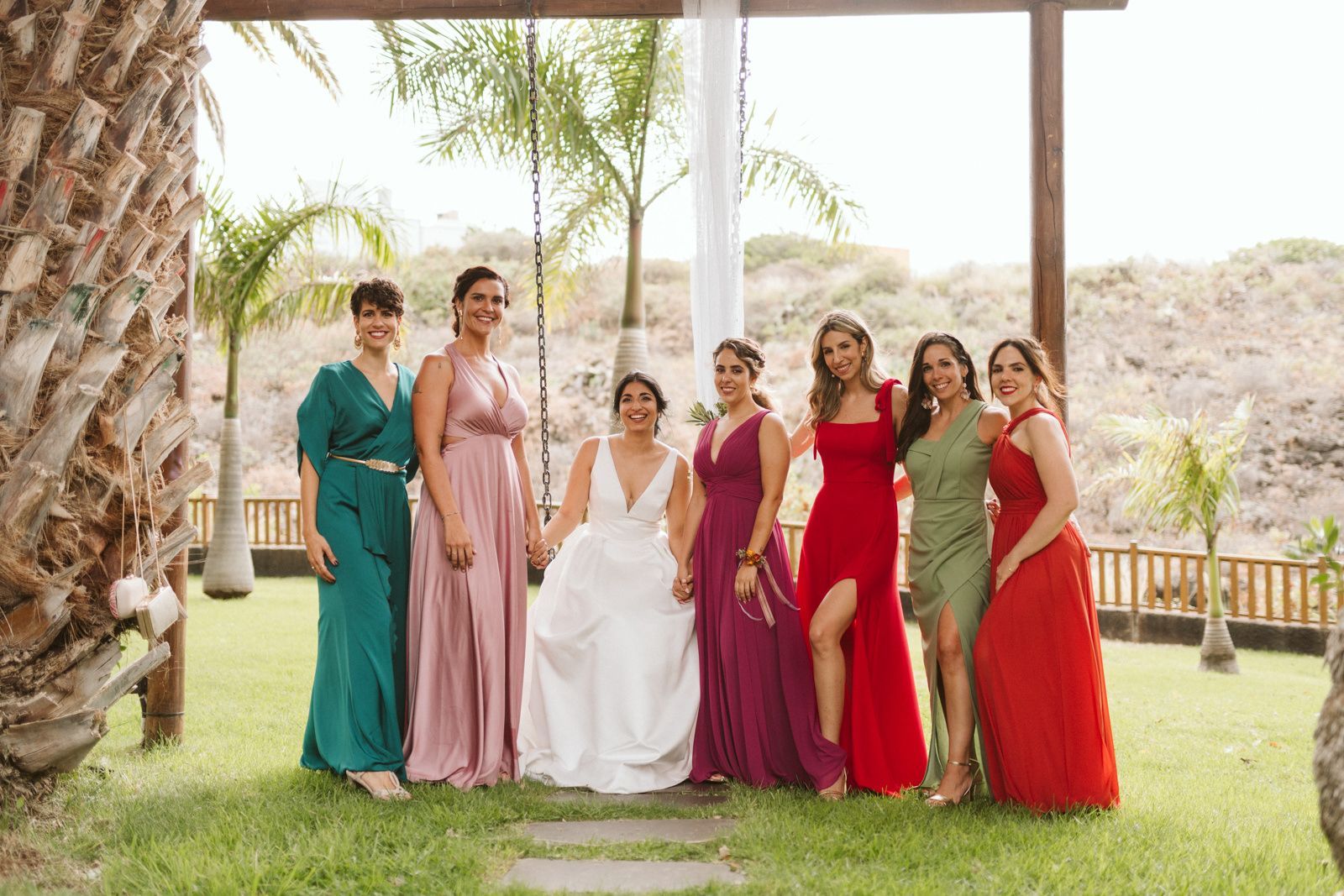 Amigas de la novia y novia en la Hacienda de Anzo en una boda en Las Palmas