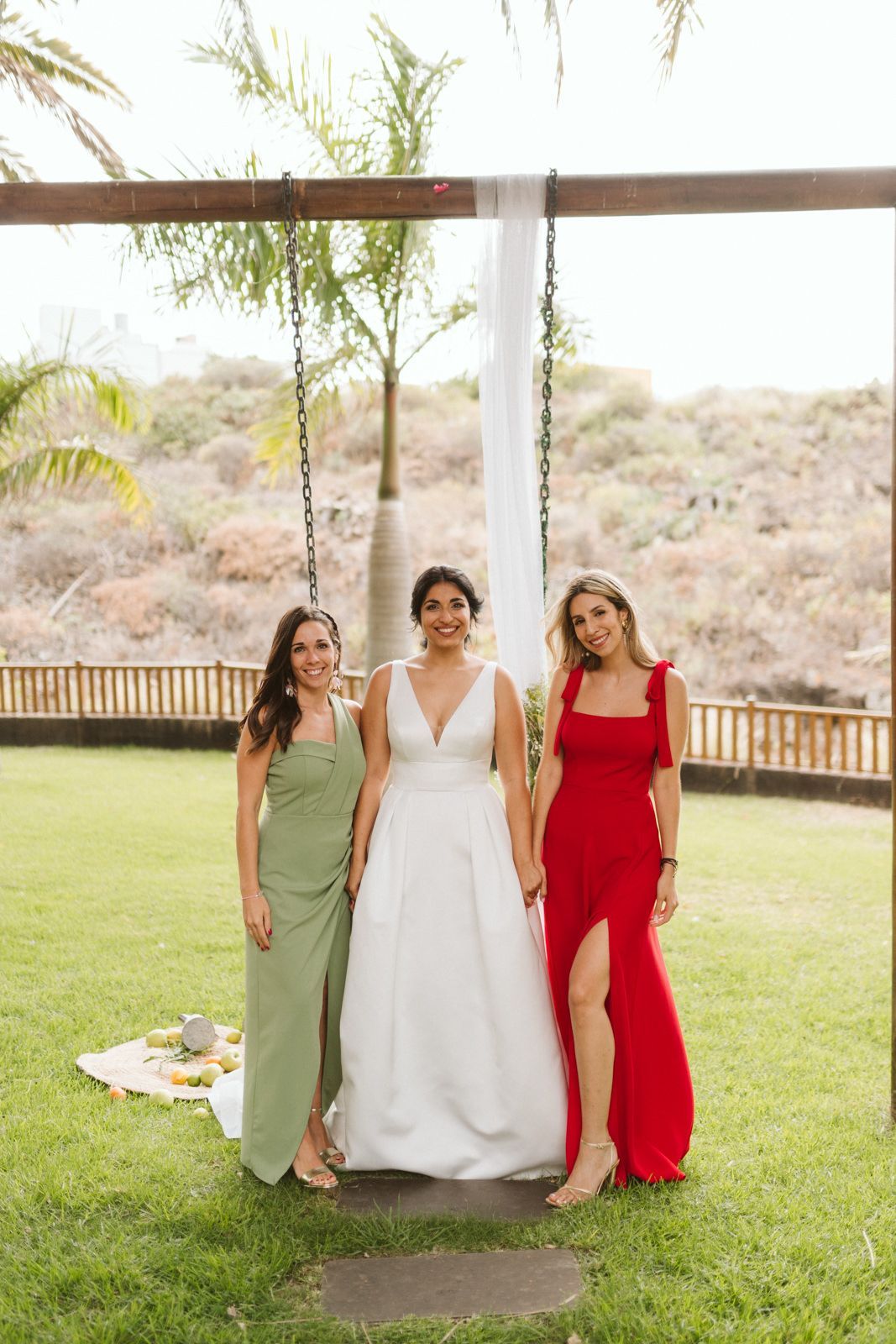 Invitadas y novia en la Hacienda de Anzo en una boda en Las Palmas