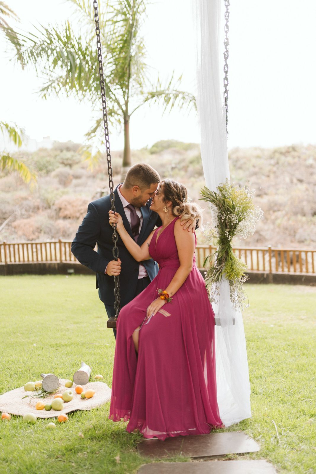 Invitados sentados en un columpio en la Hacienda de Anzo en una boda en Las Palmas