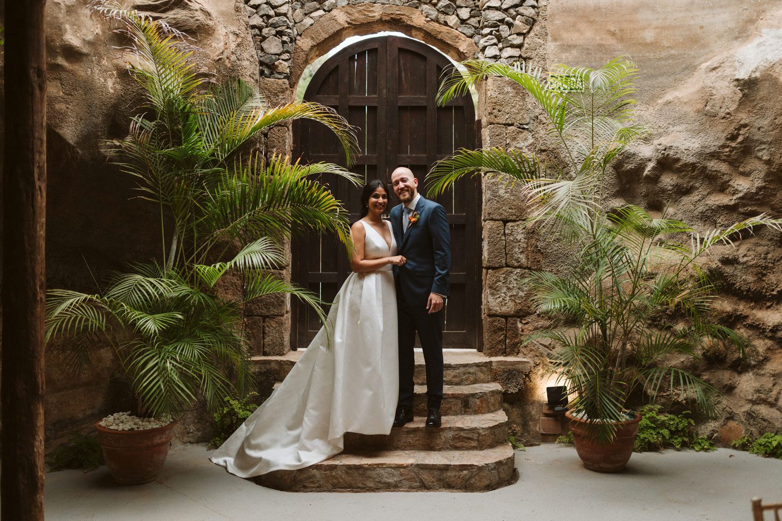 Novios posando en la Hacienda de Anzo en una boda en Las Palmas
