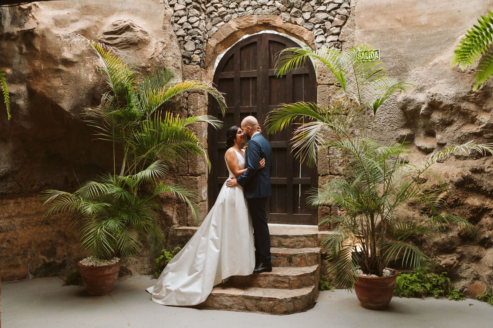 Novios besándose en la Hacienda de Anzo en una boda en Las Palmas