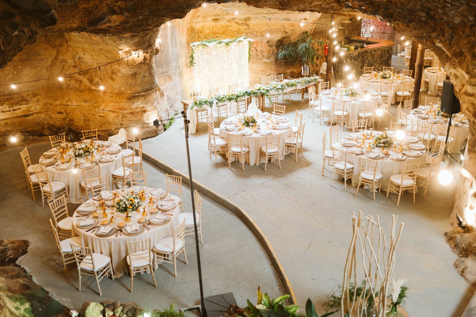 Salón de boda con mesas y decoración en la Hacienda de Anzo en una boda en Las Palmas