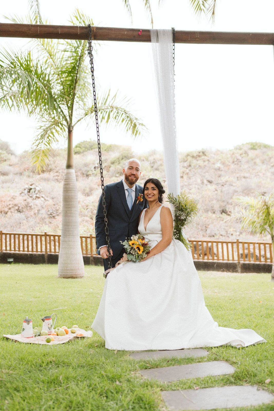 Novios recién casados sentados en un columpio en la Hacienda de Anzo en una boda en Las Palmas