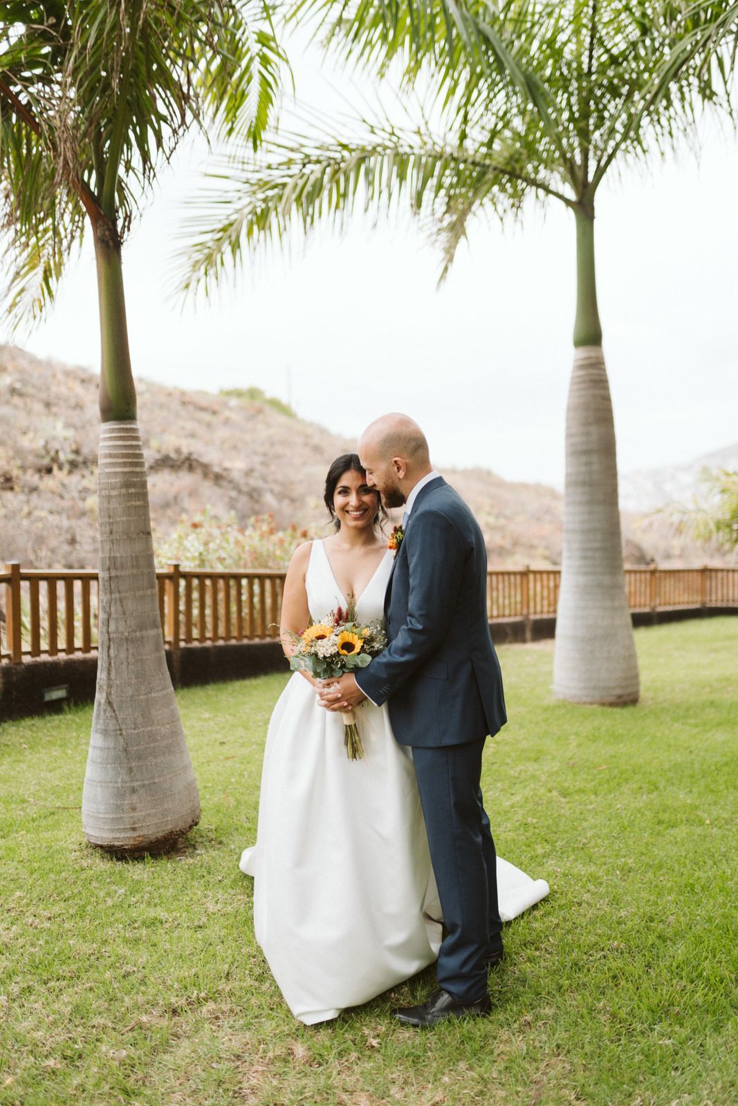 Recién casados haciéndose fotos en la Hacienda de Anzo en una boda en Las Palmas