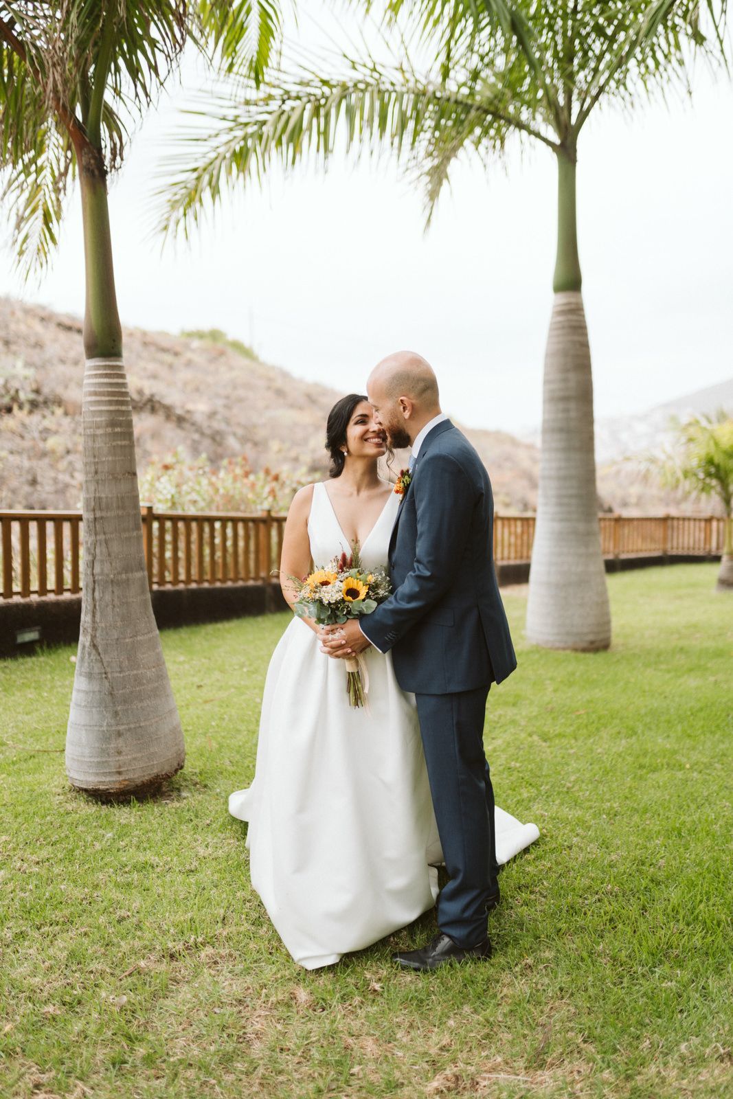 Novios felices en la Hacienda de Anzo en una boda en Las Palmas