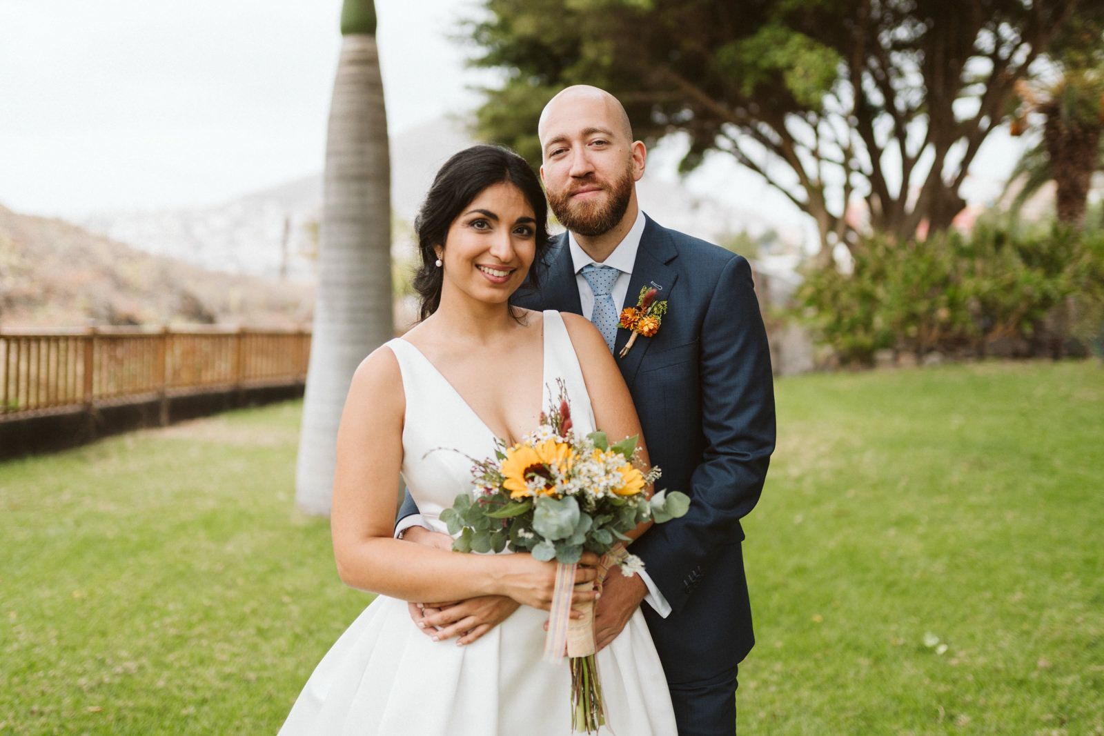 Posado de novios en la Hacienda de Anzo en una boda en Las Palmas