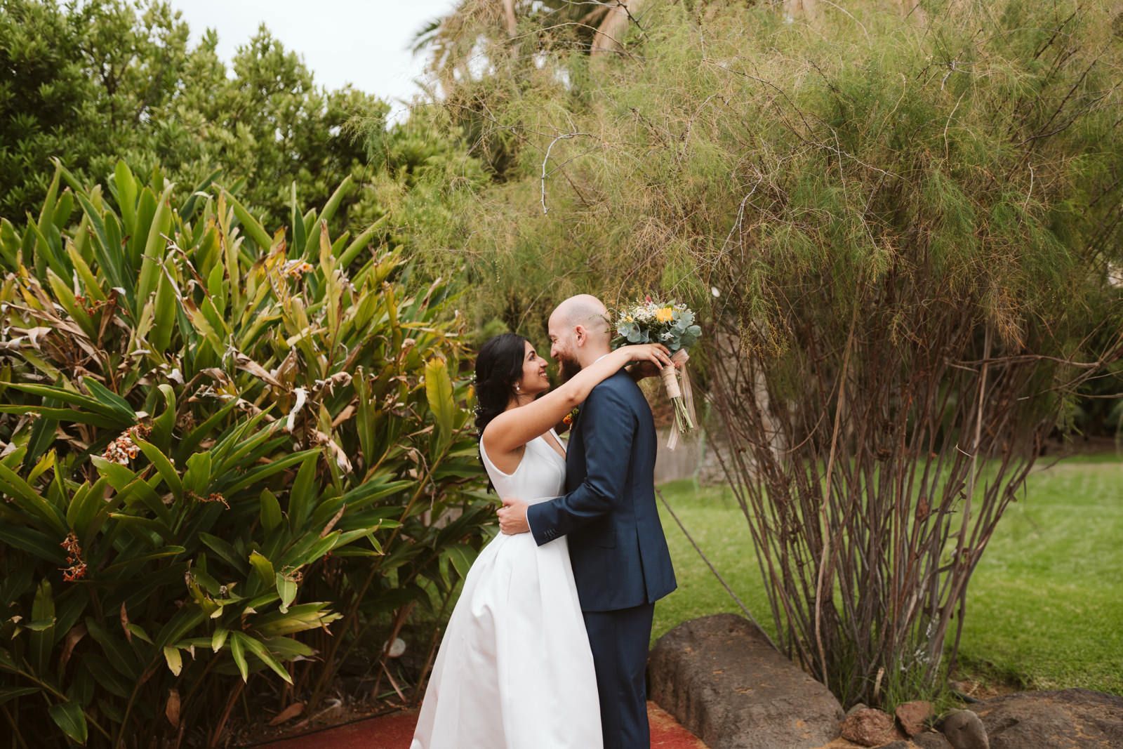 Sesión de fotos a recién casados en la Hacienda de Anzo en una boda en Las Palmas