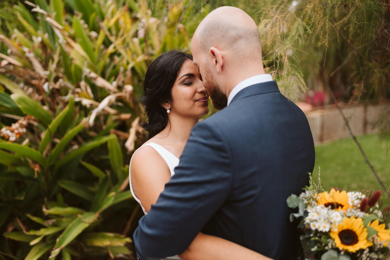 Novios abrazados en una sesión de fotos en la Hacienda de Anzo en una boda en Las Palmas
