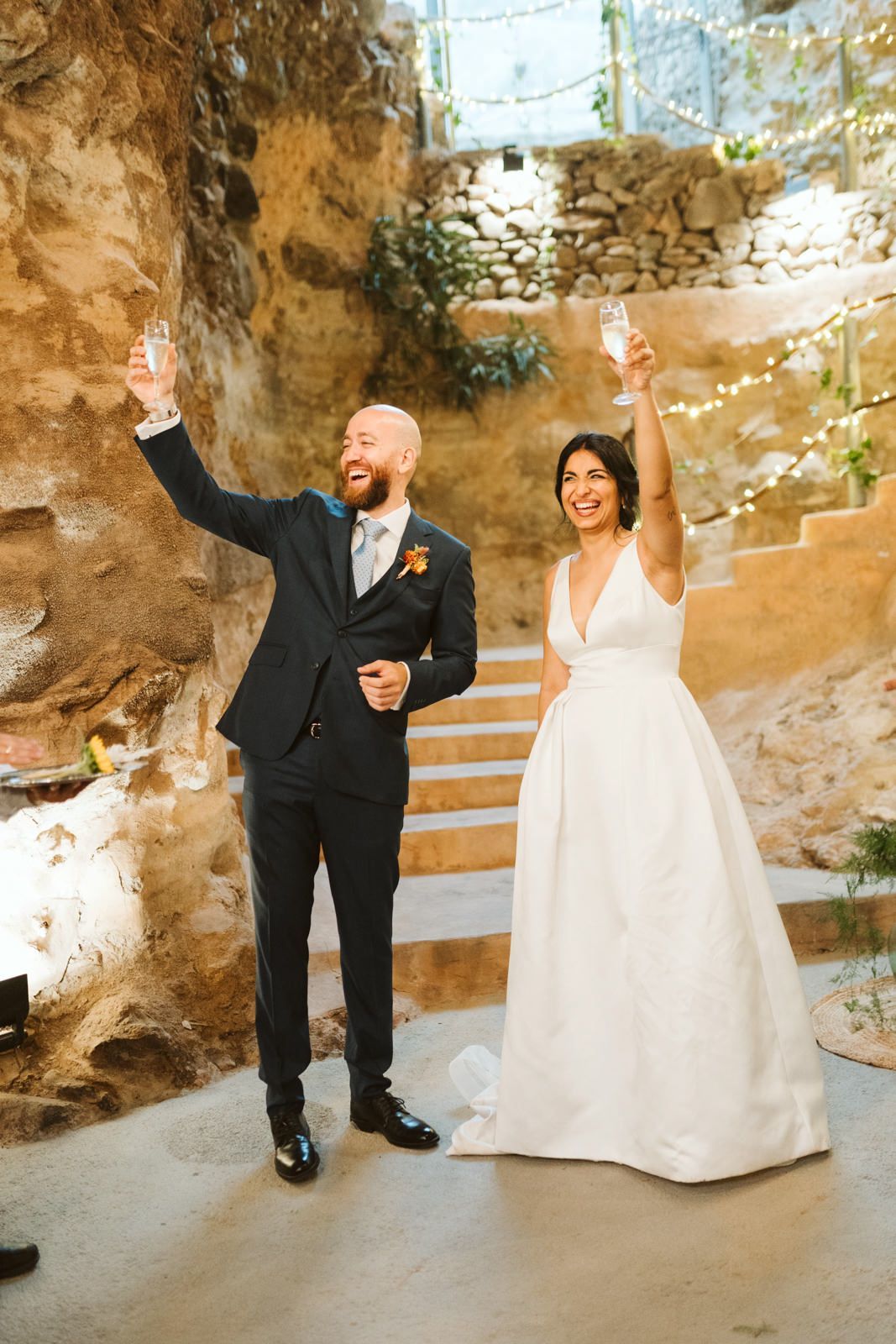 Novios recién casados brindando en la Hacienda de Anzo en una boda en Las Palmas