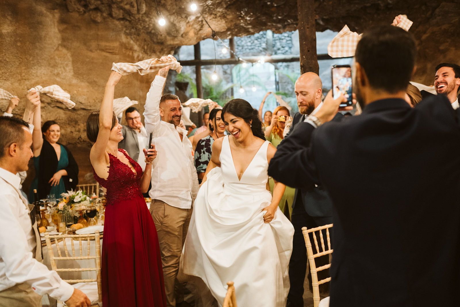 Novios entrando al banquete en la Hacienda de Anzo en una boda en Las Palmas