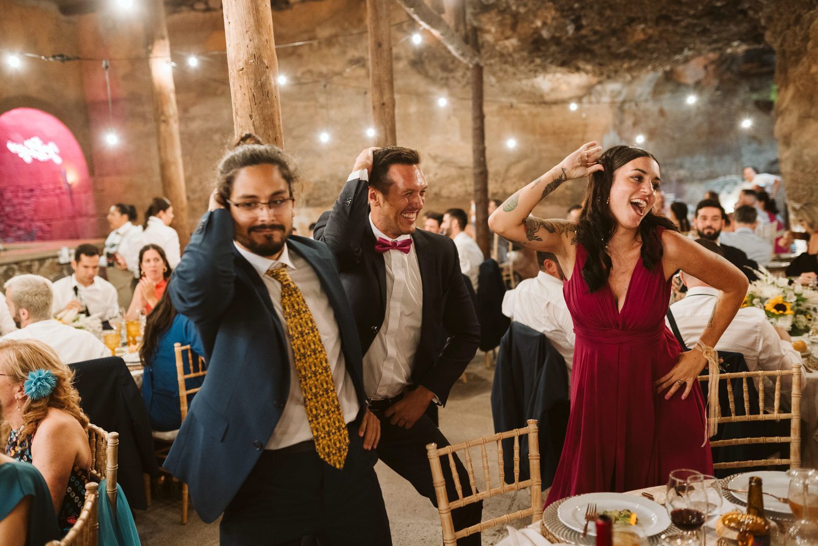 Invitados bailando en la Hacienda de Anzo en una boda en Las Palmas
