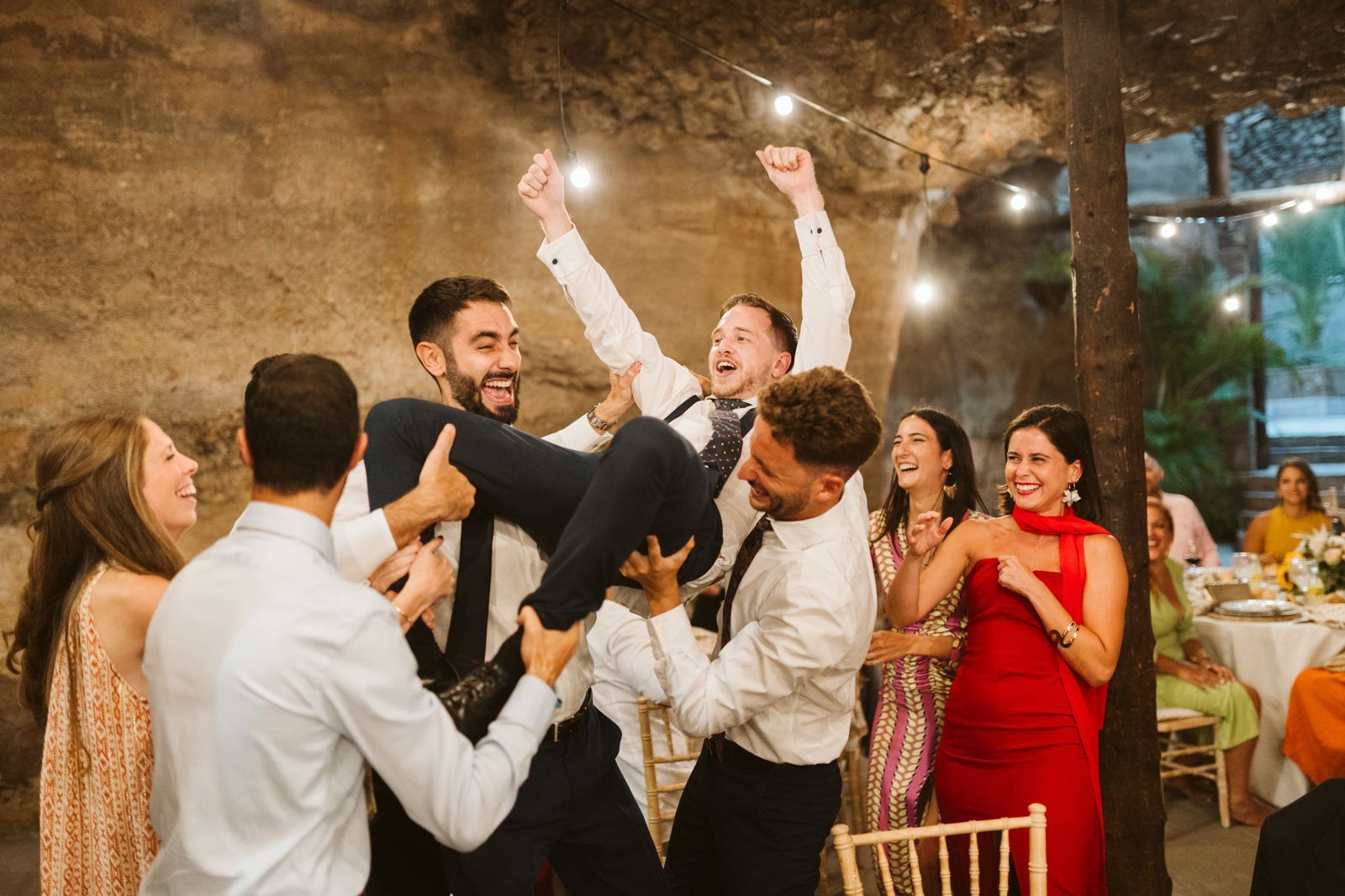 Invitado siendo manteado en la Hacienda de Anzo en una boda en Las Palmas