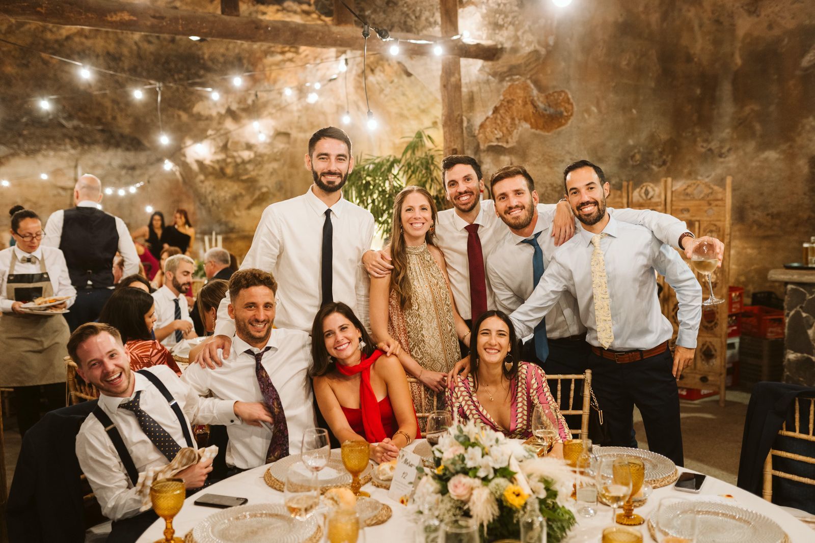 Invitados posando con los novios en la Hacienda de Anzo en una boda en Las Palmas