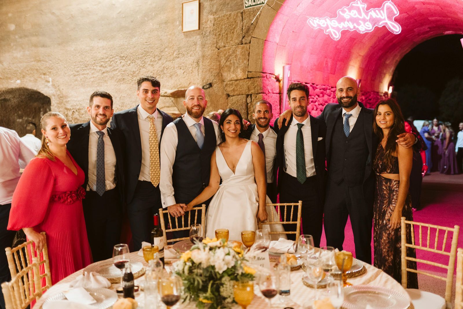 Invitados posando con los novios en la Hacienda de Anzo en una boda en Las Palmas