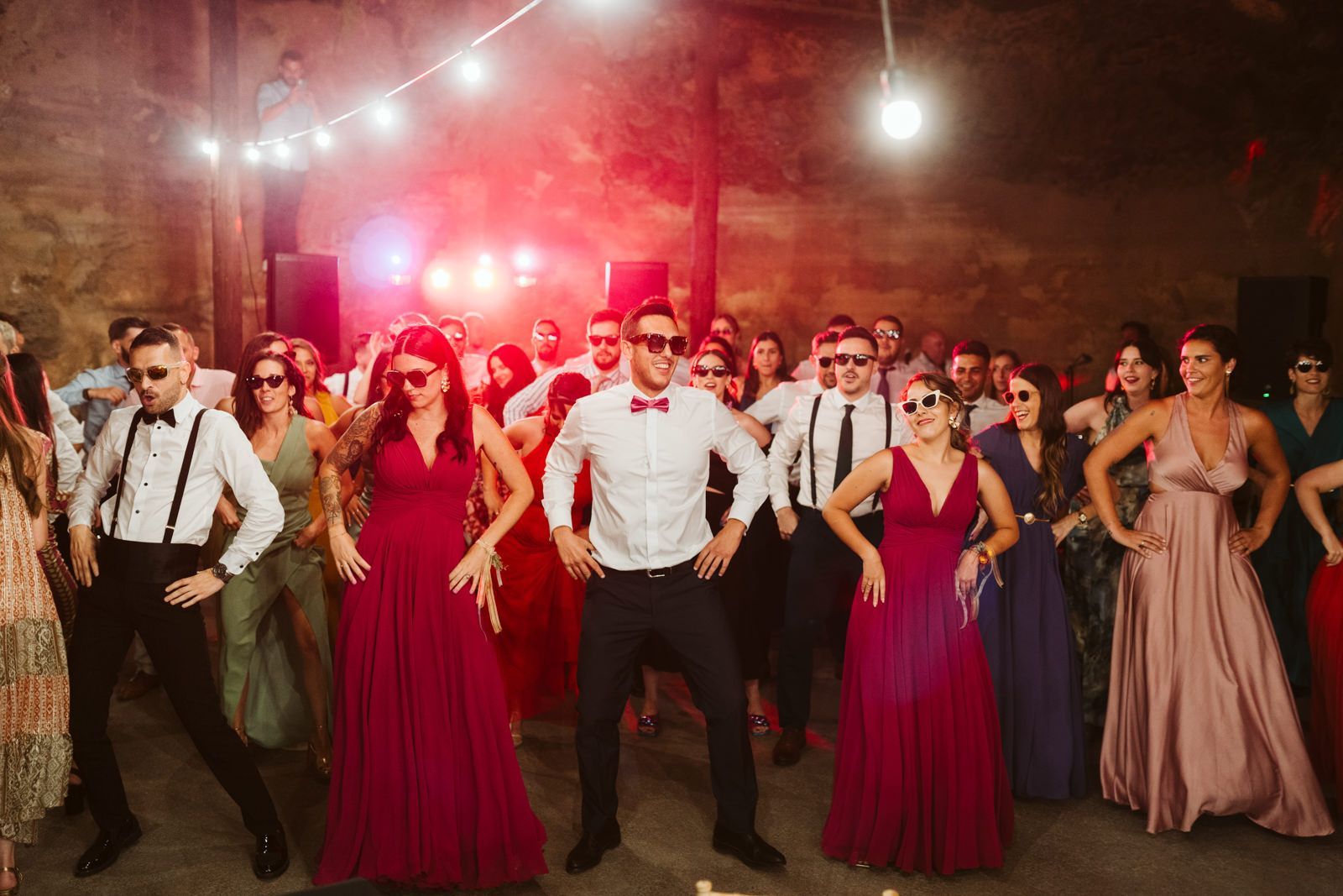 Invitados bailando una coreografía en la Hacienda de Anzo en una boda en Las Palmas