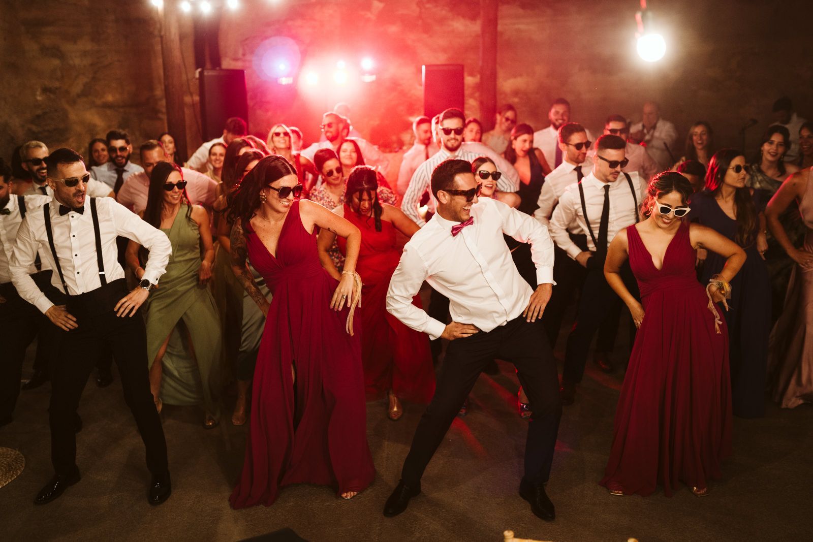 Invitados bailando una coreografía en la Hacienda de Anzo en una boda en Las Palmas