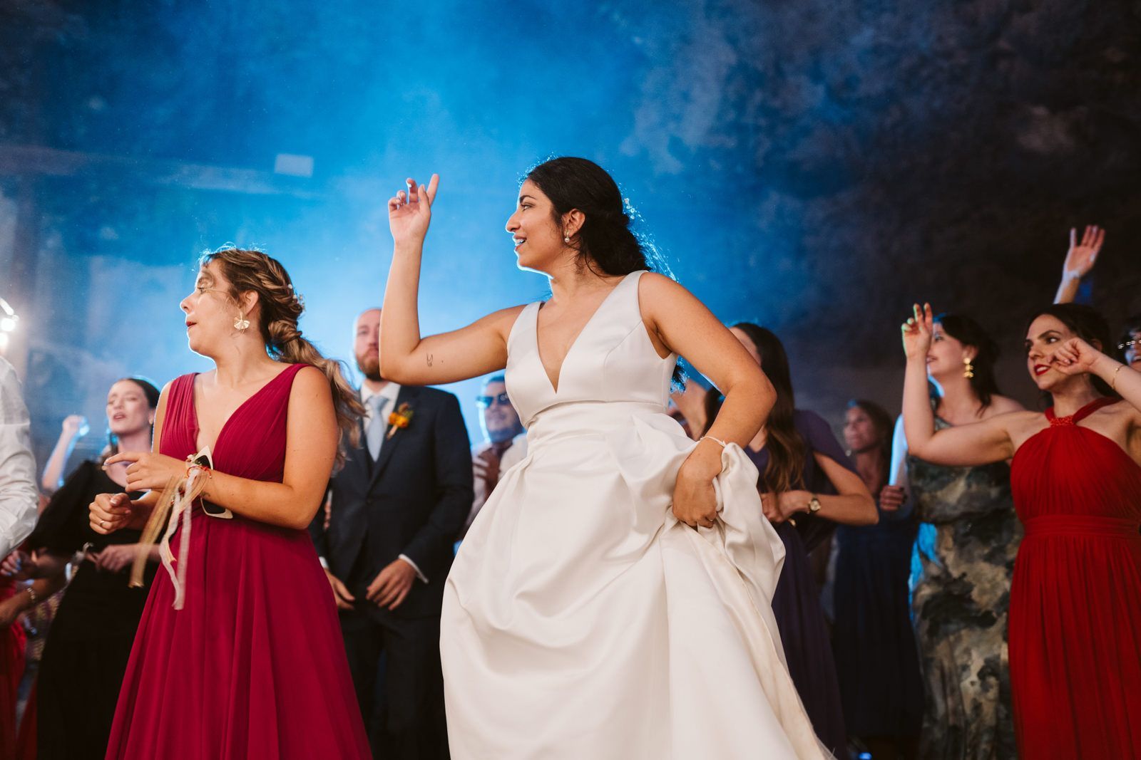 Novia bailando con sus amigas en su boda