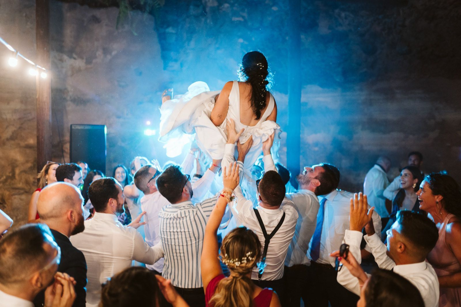 Invitados en una boda en Las Palmas manteando a la novia