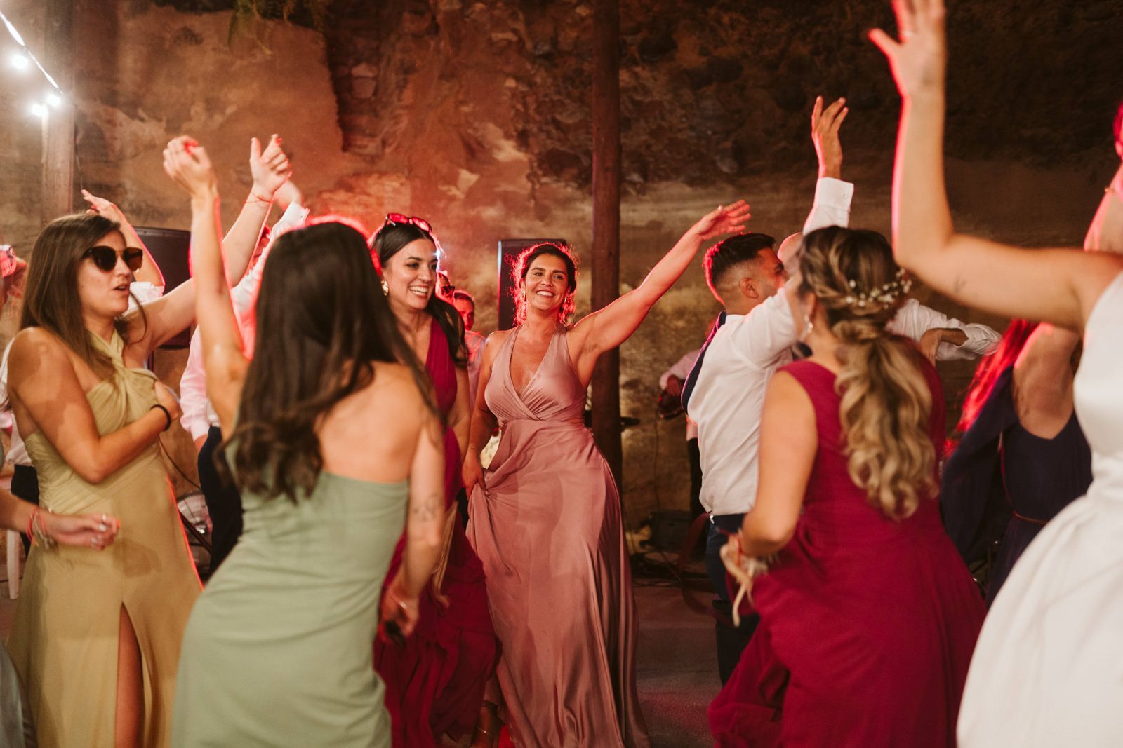 Invitadas a una boda bailando brazos en alto