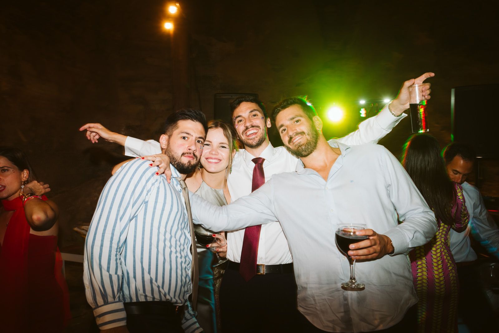 Grupo de amigos en una boda en Gran Canaria
