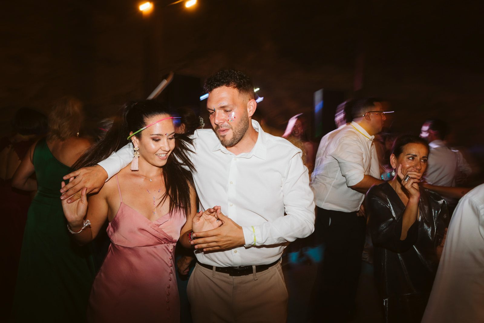 invitados en una boda en Gran Canaria bailando