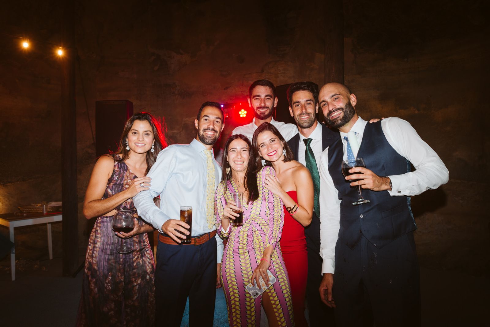 foto de grupo en una boda durante la fiesta