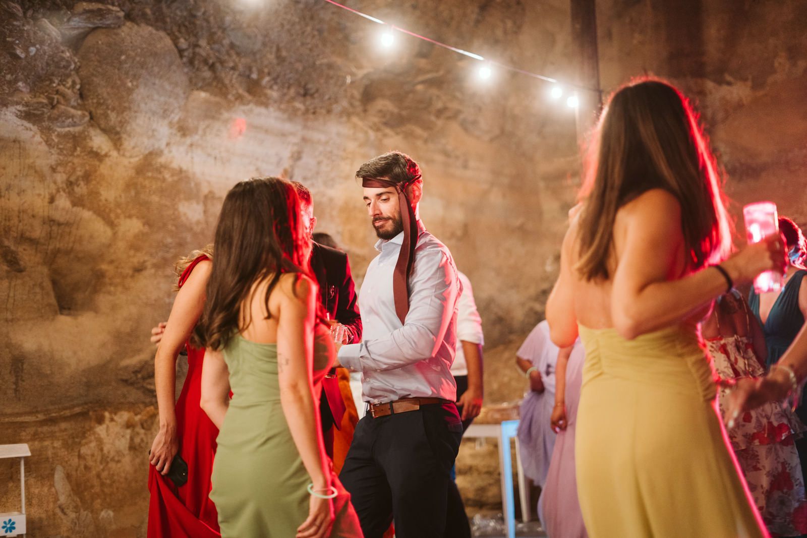 Invitado en una boda bailando con la corbata en la cabeza