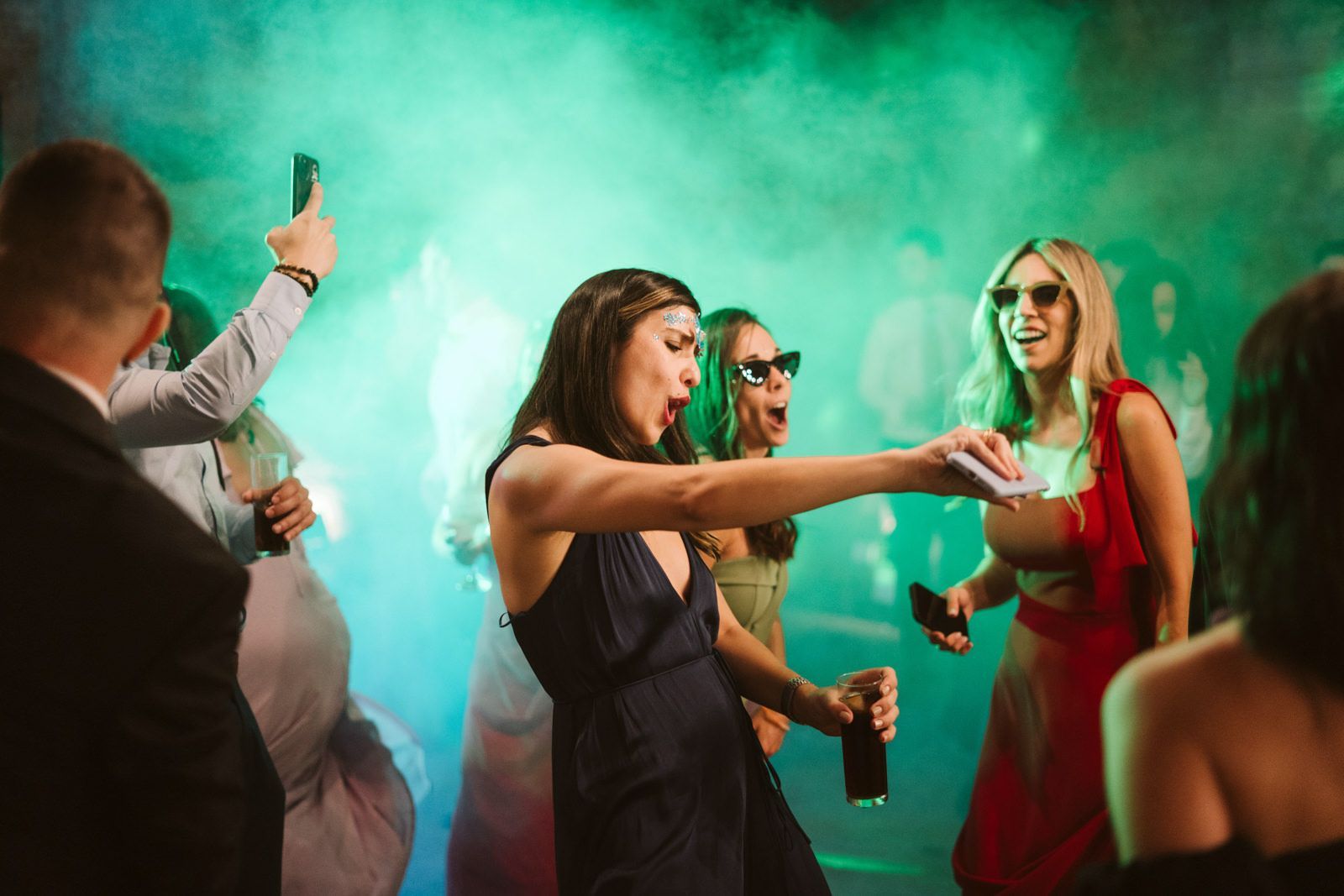 Invitada en una boda bailando con stickers en la cara