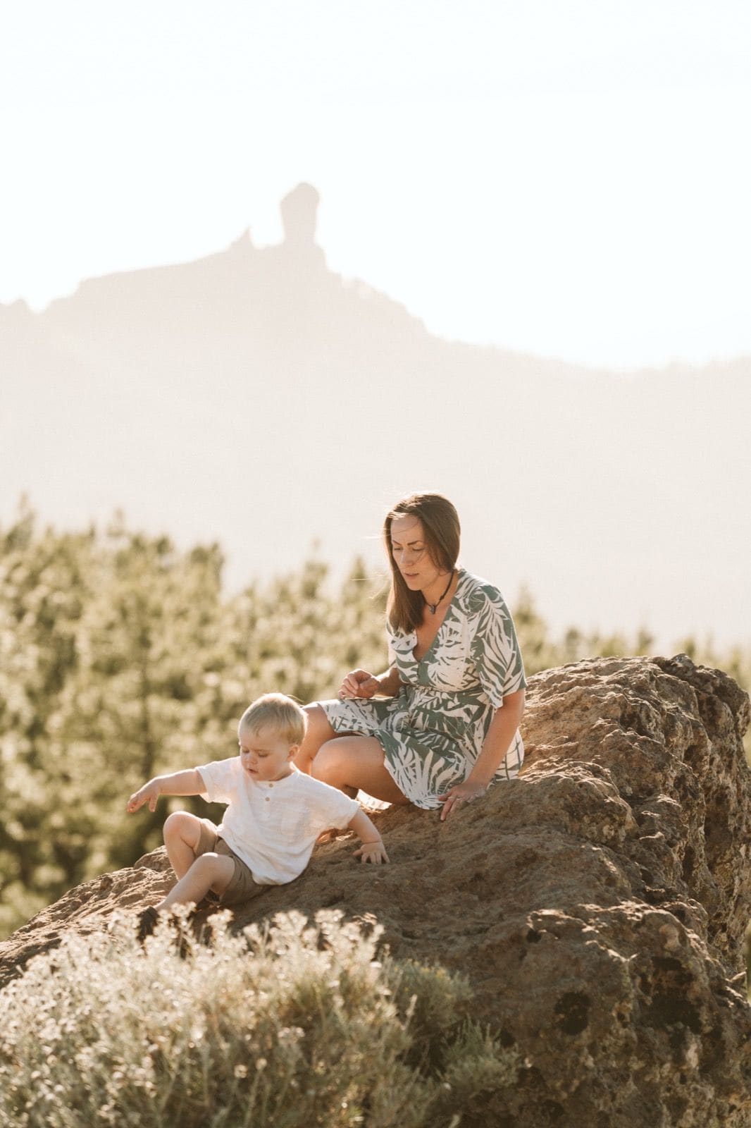Madre e hijo con el Roque Nublo de fondo