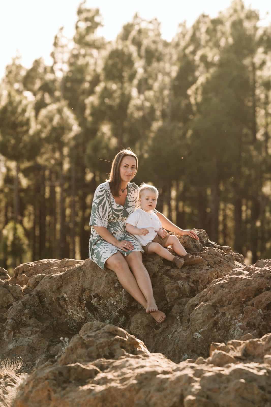 Madre e hijo posado en Pico de Las Nieves