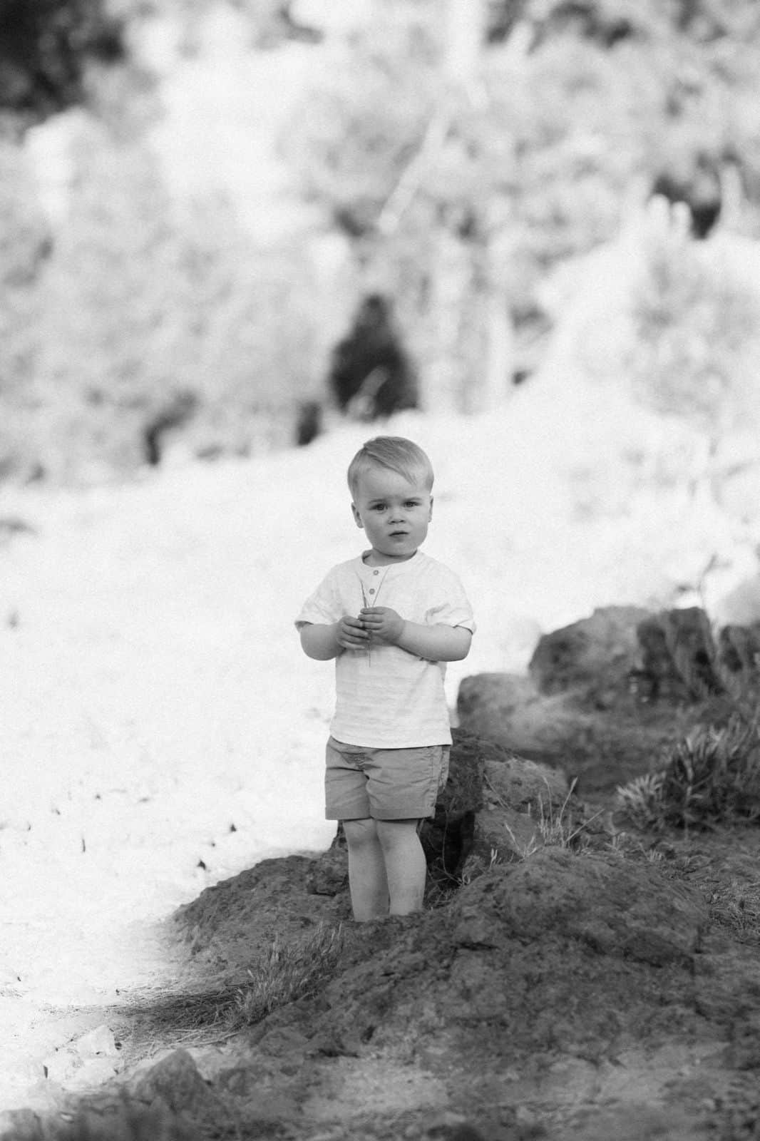 Foto en blanco y negro de un niño pequeño en la naturaleza