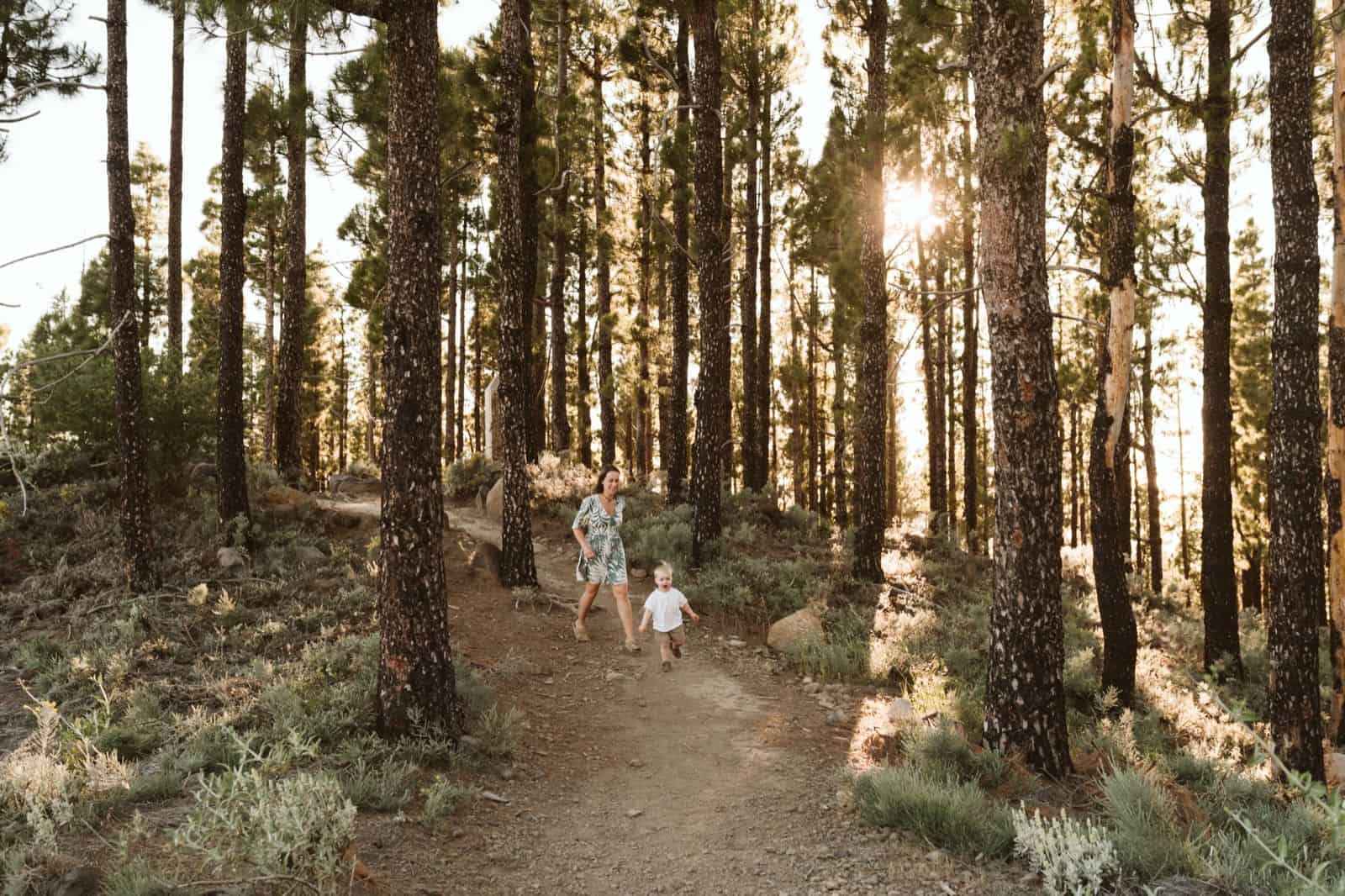 Mamá cogiendo de la mano a su hijo pequeño corriendo por el Pico de Las Nieves