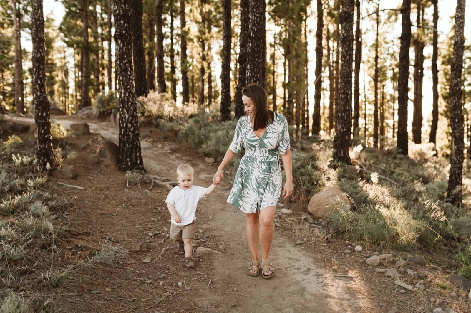 Mamá cogiendo de la mano a su hijo pequeño paseando por el Pico de Las Nieves