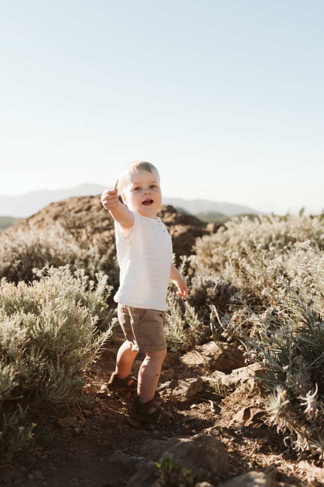 niño jugando en la cumbre de Gran Canaria