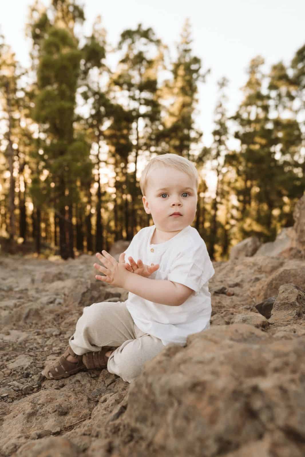 Niño pequeño posando a cámara en el Pinar de Gran Canaria