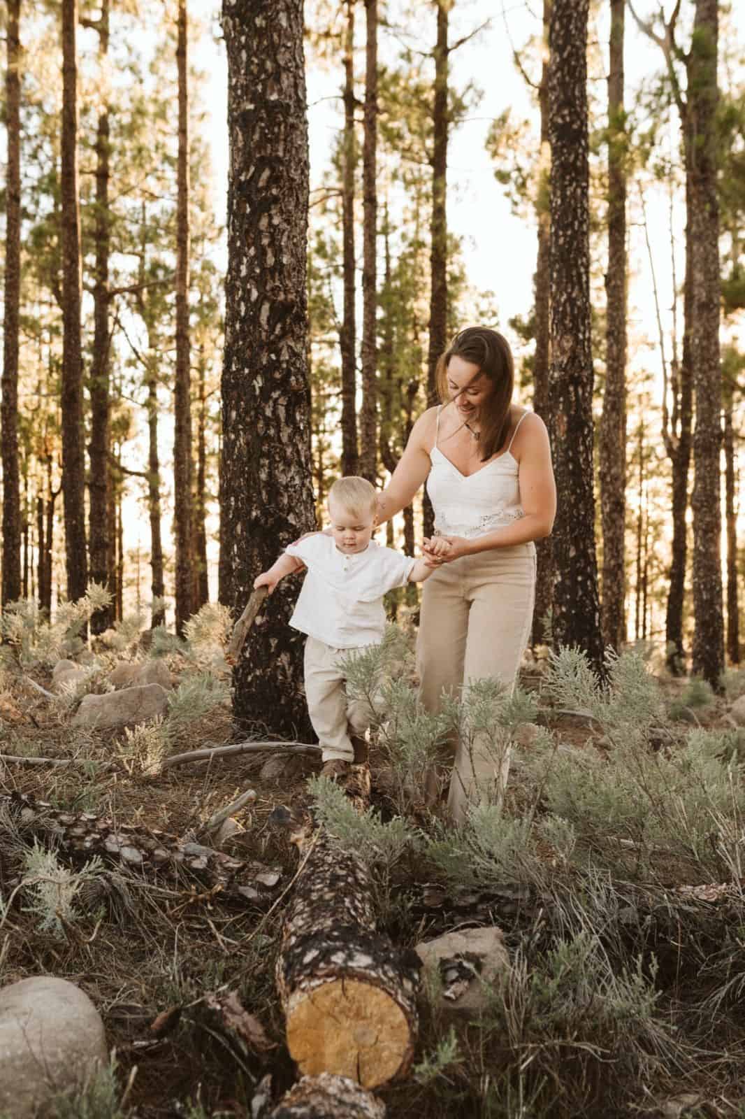 Madre e hijo caminando sobre la vegetación de la cumbre de Gran Canaria