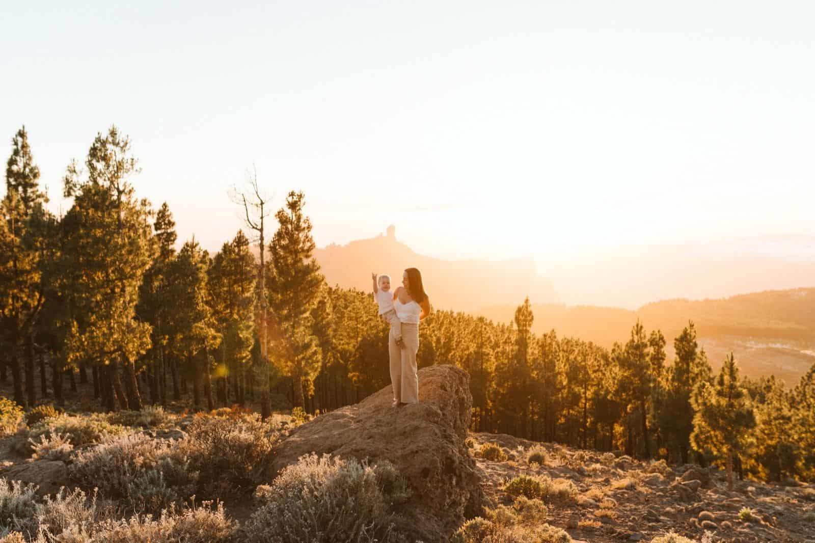 Paisaje de las montañas de Gran Canaria con madre e hijo posando en el centro