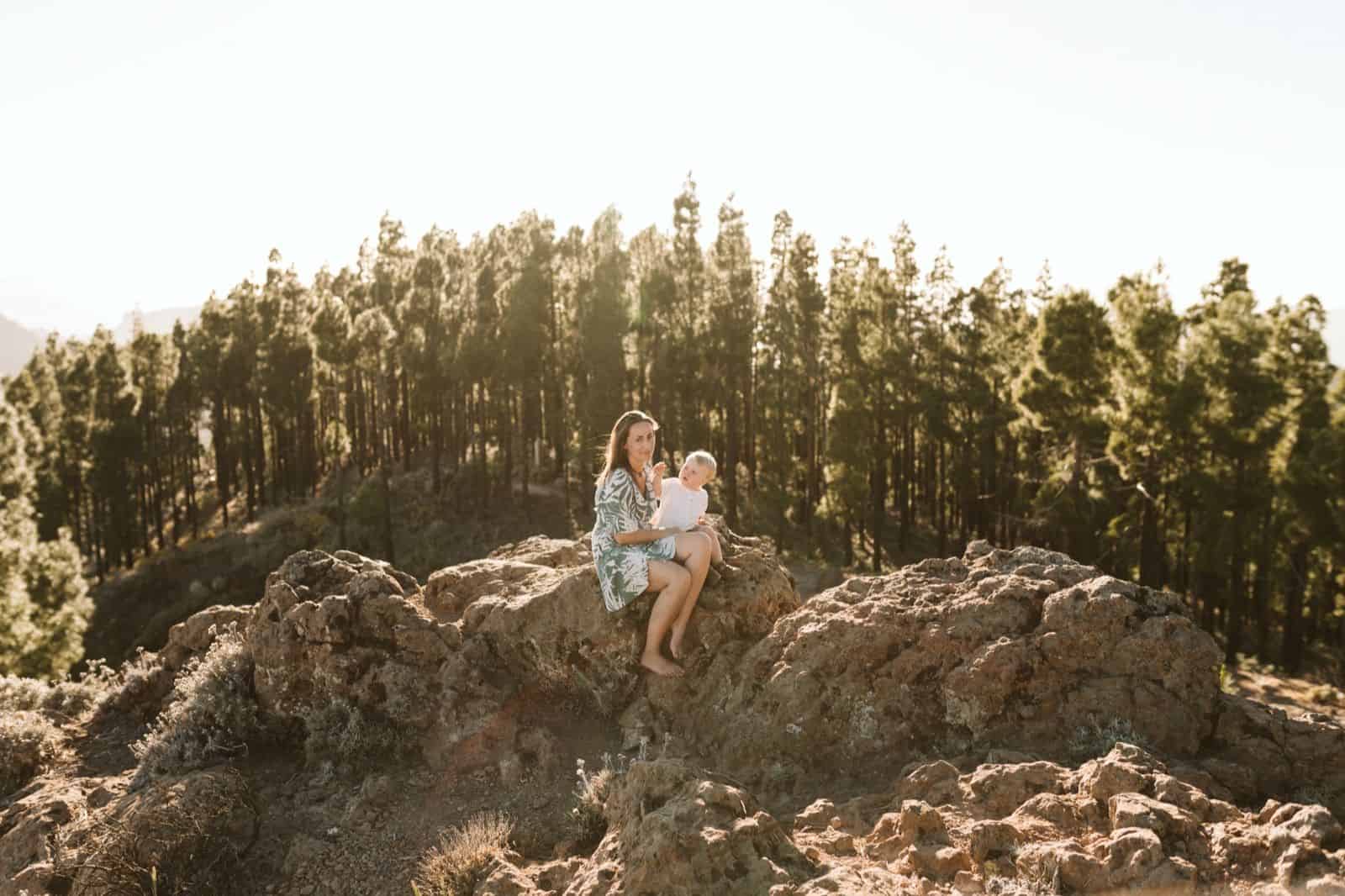 Madre e hijo posado en Pico de Las Nieves