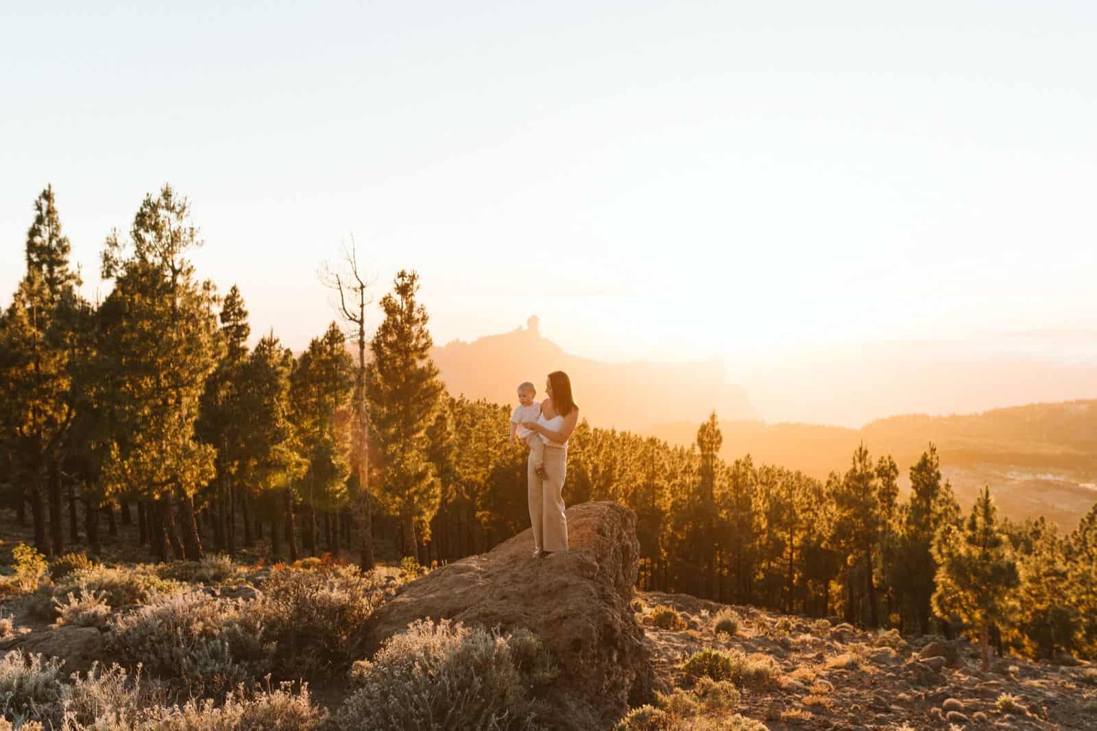 Paisaje de las montañas de Gran Canaria con madre e hijo posando en el centro