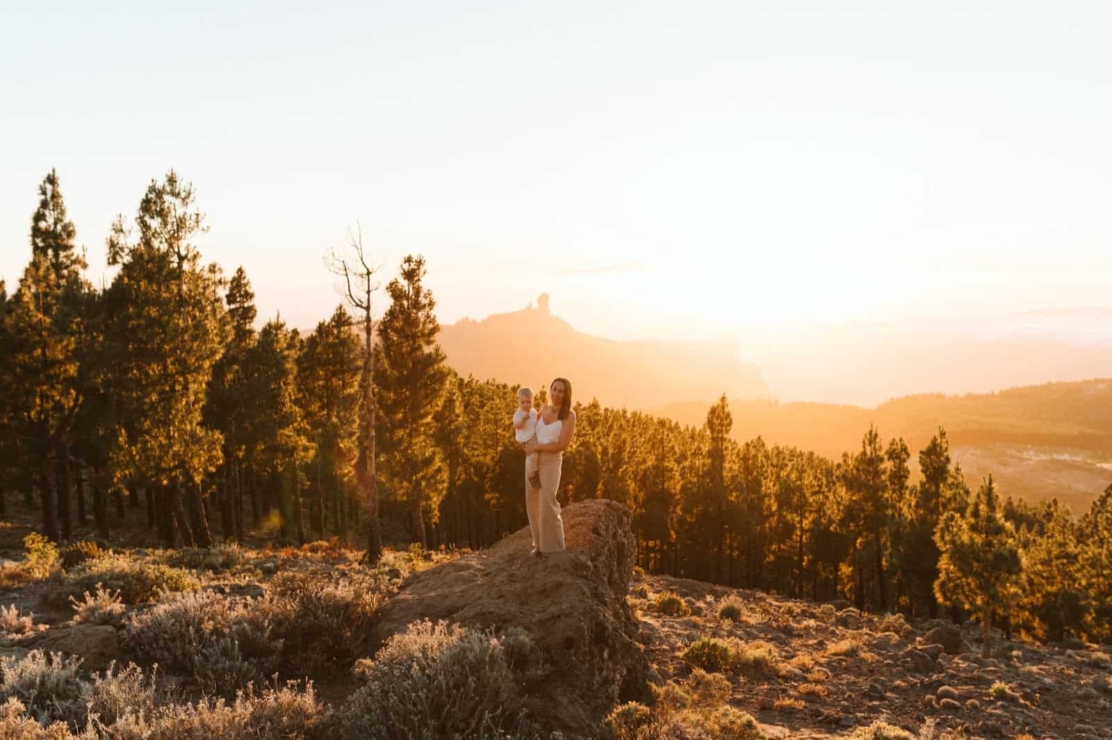 Paisaje de las montañas de Gran Canaria con madre e hijo posando en el centro