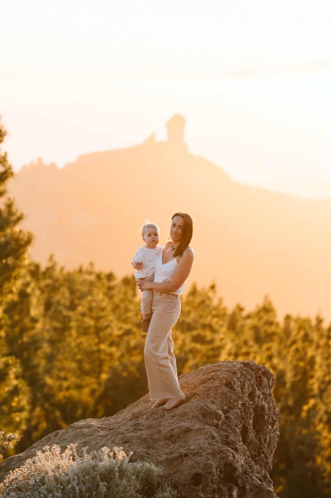 Madre e hijo mirando a cámara en las montañas de Gran Canaria