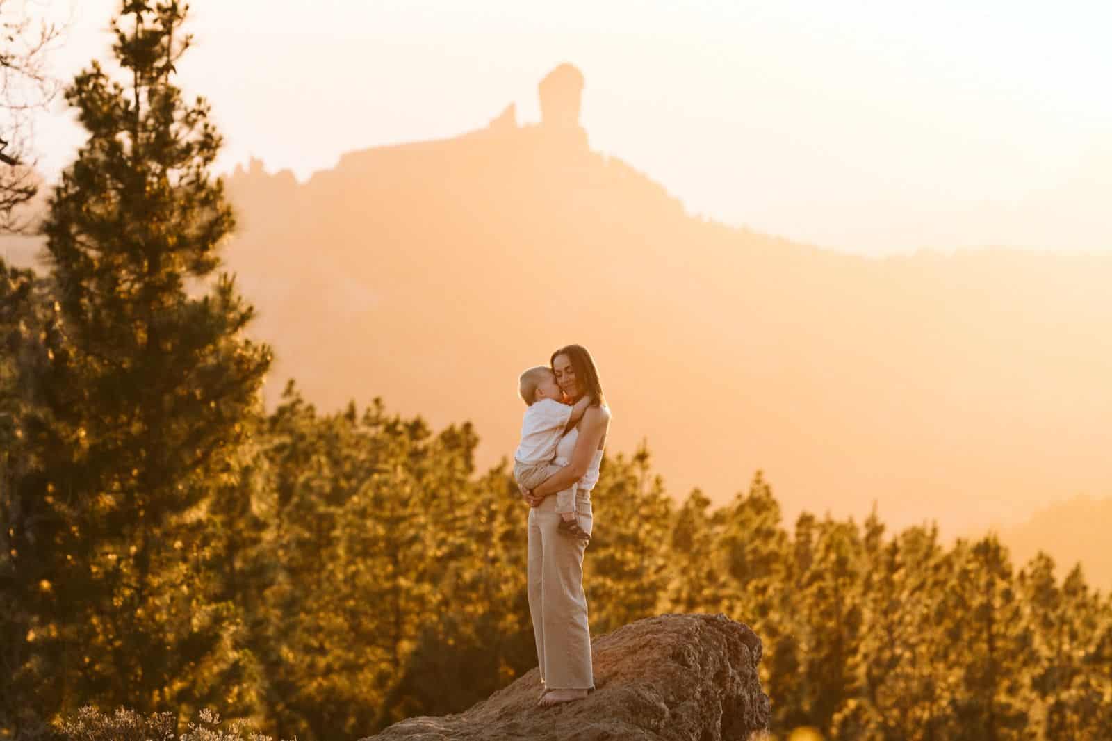 Mamá abrazando a su hijo pequeño en las montañas de Gran Canaria