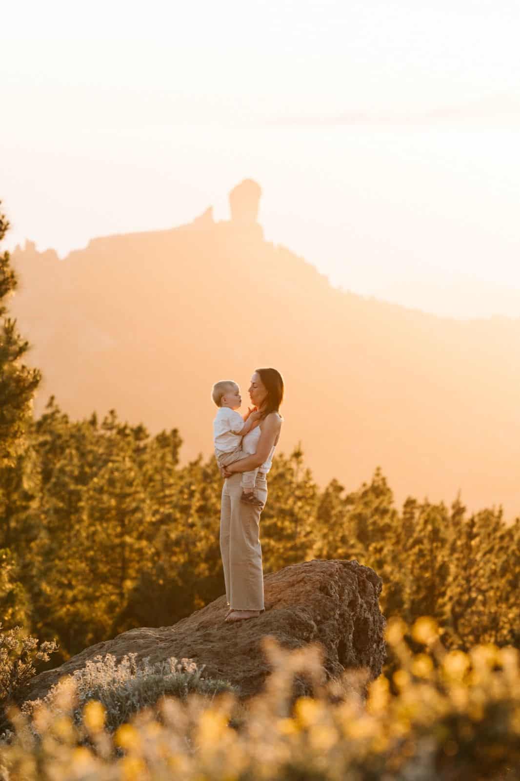 Mamá sujetando a su hijo en las montañas de Gran Canaria