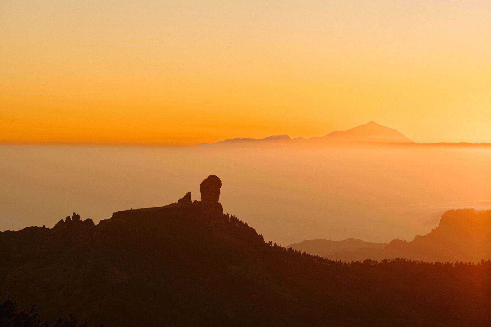 Atardecer naranja en Pico de Las Nieves, vistas del Roque Nublo y el Teide