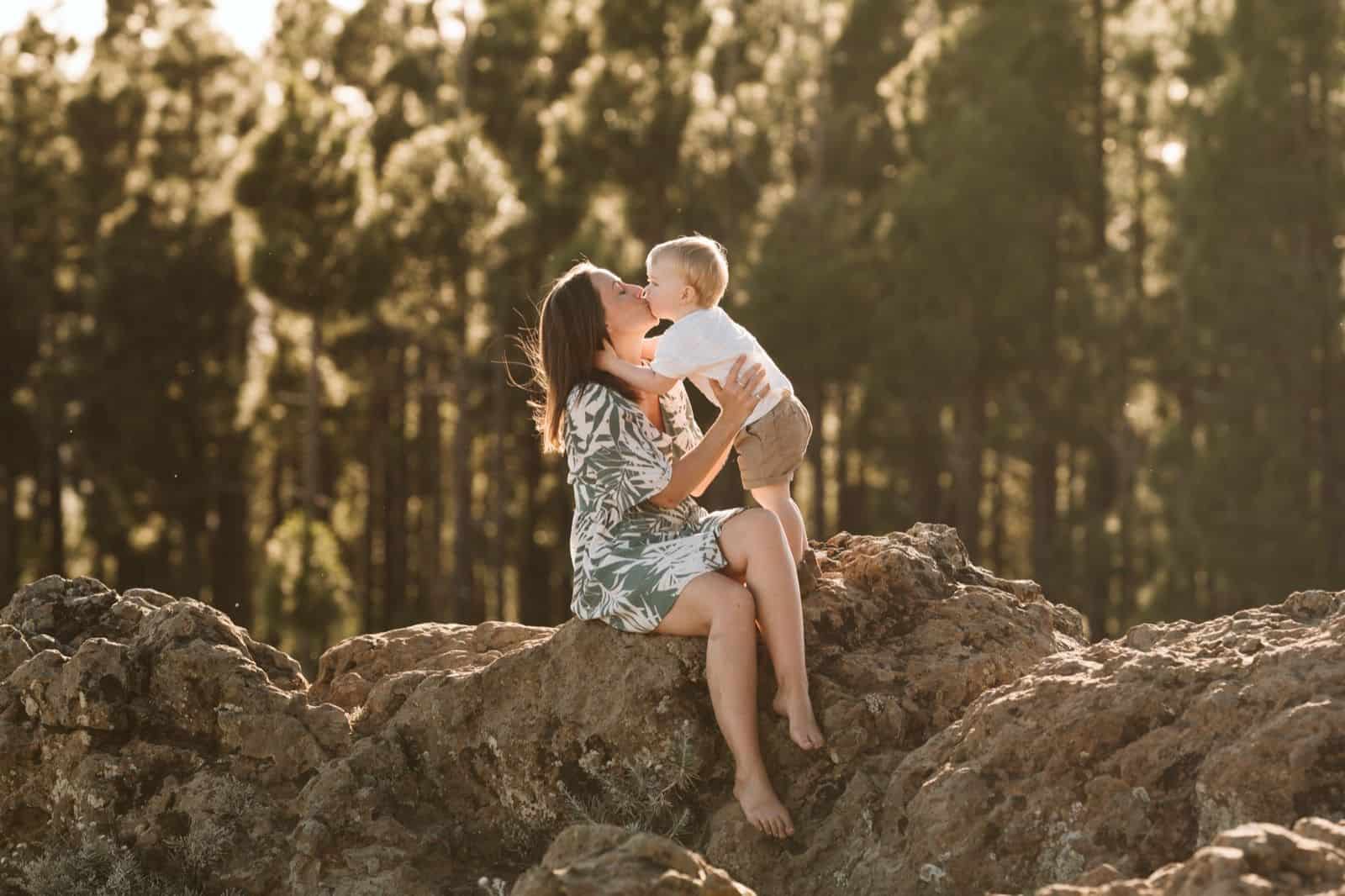 Madre e hijo beso en Pico de Las Nieves