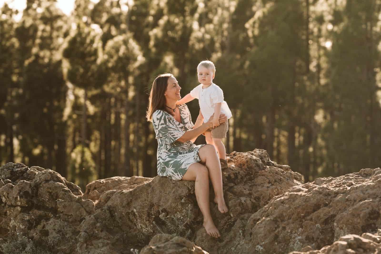 Madre e hijo posado en Pico de Las Nieves